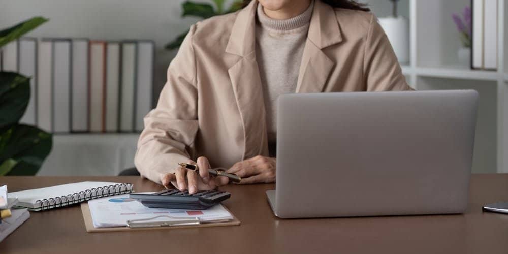 Close,Up,Business,Woman,Hand,Analyze,To,Calculate,The,Company