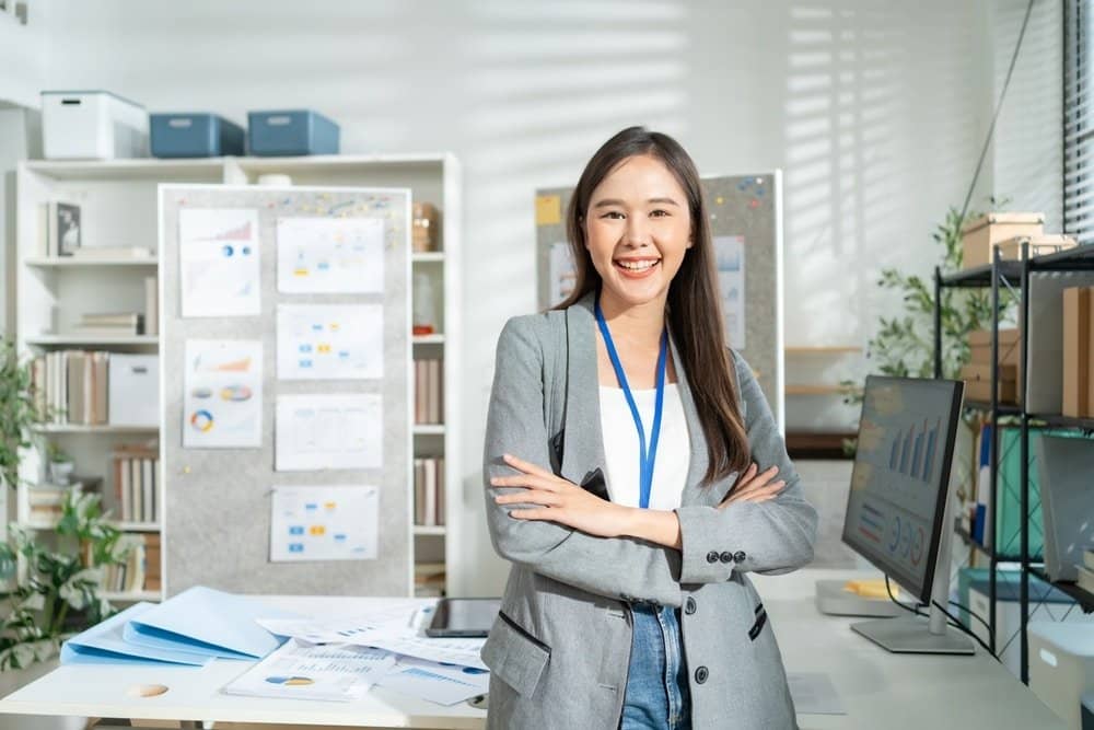 Portrait,Of,Happy,Young,Asian,Businesswoman,Looking,At,Camera,arms,Crossed