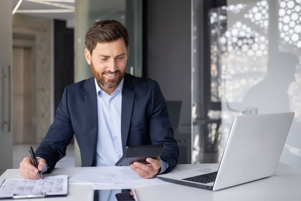 Smiling,Young,Male,Accountant,,Financial,Expert,And,Analyst,Sitting,In