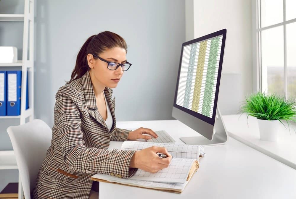 Business,Accountant,Working,In,Office.,Serious,Busy,Woman,In,Suit